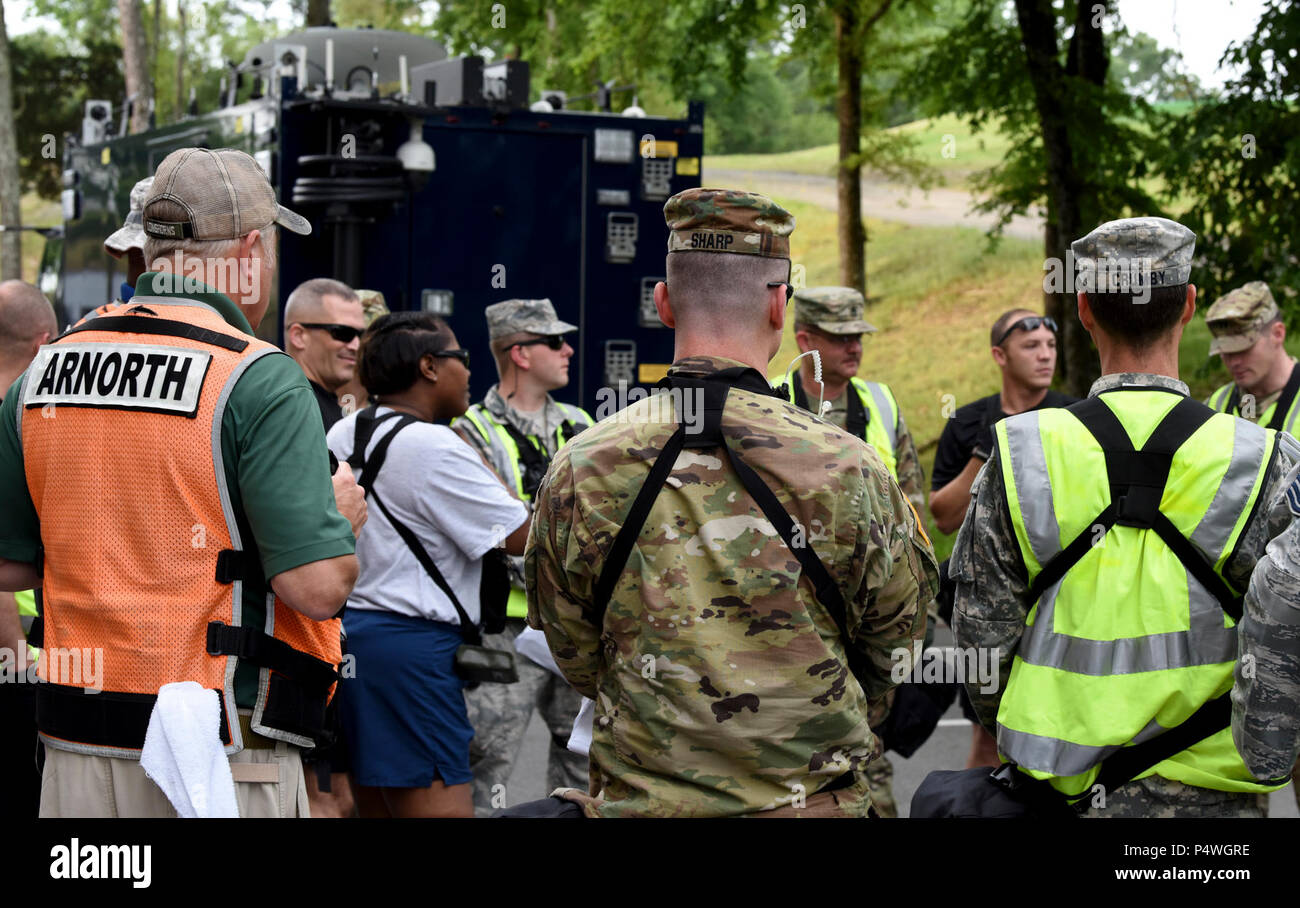 Soldaten und Piloten aus der 61 zivilen Support Team (CST), Arkansas National Guard, wurden von Beobachter-Trainer (OC/T) von US Armee Nord (fünfte Armee) während einer technischen Kompetenz Bewertung (TPE) im War Memorial Stadium in Little Rock, Arche getestet am 10. Mai. Der 61 CST Training erhält jährlich vom US-Armee nördlich OC/Ts und führt eine TPE-alle 18 Monate. Stockfoto