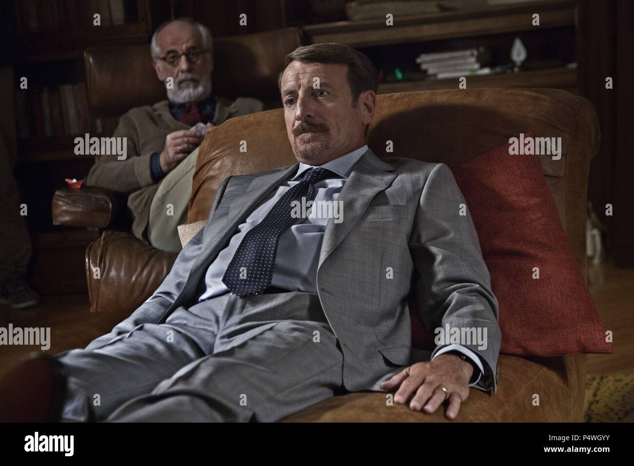 Original Film Titel: LASCIATI ANDARE. Englischer Titel: LASSEN SIE SICH GEHEN. Regisseur: FRANCESCO AMATO. Jahr: 2017. Stars: Toni Servillo. Credit: CATTLEYA/RAI CINEMA/Album Stockfoto