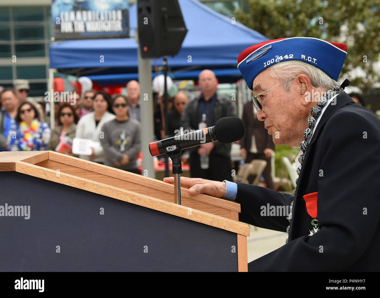 Veteran des zweiten Weltkrieges, Herr Yoshio C. Nakamura, spricht über seine Erfahrungen in einem japanischen Internierungslager vor der Anwerbung in den Streitkräften als Teil der legendären 442nd Regimental Combat Team, eine alle japanisch-amerikanische Einheit, während der Raum und Missile Systems Center Amerikaner asiatischer Abstammung und Pazifischer Inselbewohner Heritage Month mit einer Veranstaltung in Los Angeles Air Force Base in El Segundo , Calif., 9. Mai 2017.  Vielfalt und Inklusion sind kritische Kraft Multiplikatoren und nationalen Sicherheitserfordernissen. Luftwaffe Entscheidungs- und operativen Fähigkeiten werden durch Vielfalt und Inklusion in Ou verstärkt. Stockfoto