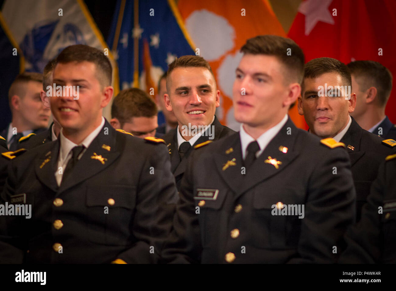 U.S. Army Reserve Officers' Training Corps cadet Allen Robertson - bald 2. Lt. Robertson - es spielt während der Clemson University Reserve Officers' Training Corps Inbetriebnahme Zeremonie cool, 10. Mai 2017. Robertson vorgeschlagen, seine Freundin, Chelsea, sofort nach dieser Zeremonie. Stockfoto