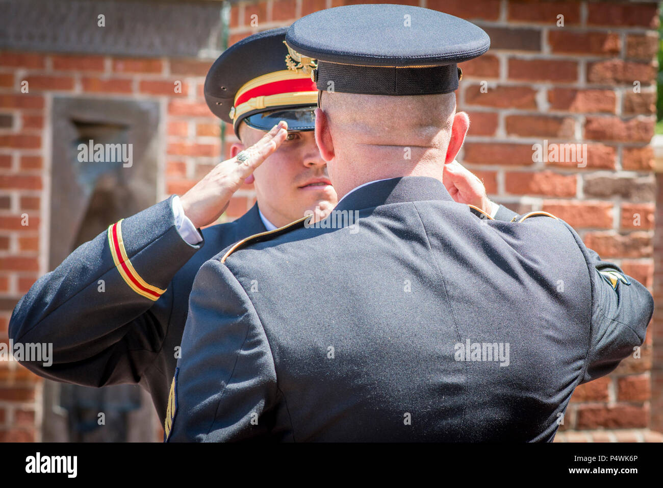 Neue US-Armee 2. Lt Allen Robertson (links), von Mooresville, N.C., erhält seinen ersten Gruß als Offizier vom Master Sgt. Shane Werst, Senior militärische Führung Ausbilder für Clemson University Reserve Officers' Training Corps Programm, während einer Silver Dollar Zeremonie, 10. Mai 2017. Stockfoto