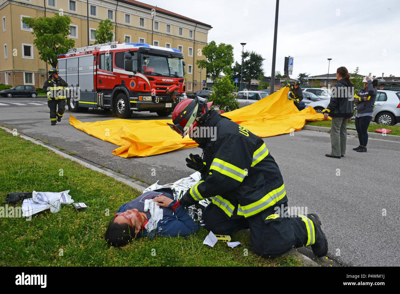 Feuerwehrmänner zu U.S. Army Garrison Italien zugewiesen, während der Löwe Antwort übung, Vicenza militärischen Gemeinschaft durchgeführt Die vollständige Lion Shake '17 Übung auf Caserma Ederle Vicenza, Italien, 10. Mai 2017. Der Zweck der jährlichen Übung war zu testen und Schutz und das Management in Notfällen Pläne und Verfahren als Reaktion auf eine Notfallsituation zu validieren. Stockfoto