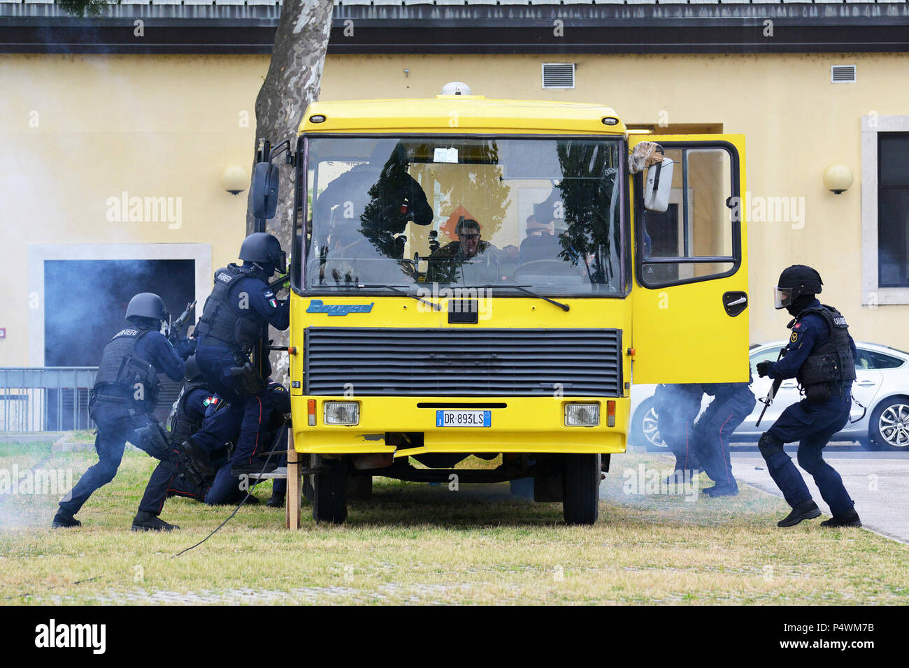 Italienischen Carabinieri "API", Aliquota Primo Intervento, während der Löwe Antwort 2017 Übung, Vicenza militärischen Gemeinschaft die vollständige durchgeführt Lion Shake '17 Übung auf Caserma Ederle Vicenza, Italien, 10. Mai 2017. Der Zweck der jährlichen Übung war zu testen und Schutz und das Management in Notfällen Pläne und Verfahren als Reaktion auf eine Notfallsituation zu validieren. Stockfoto