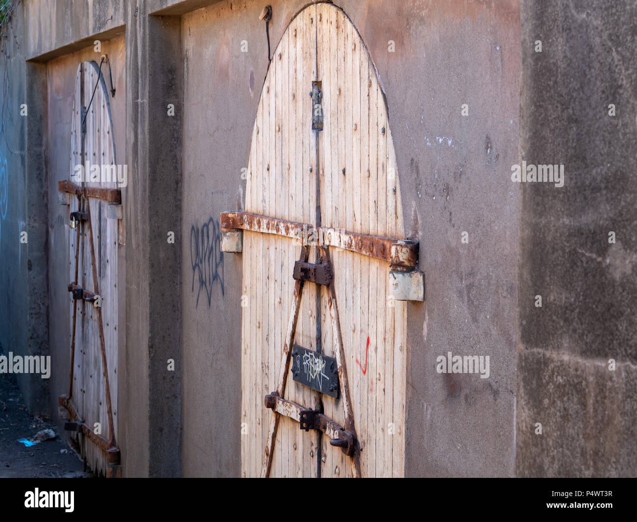 Holz-, Graffiti bedeckt Tür in einem der hinteren Gasse gesperrt Stockfoto