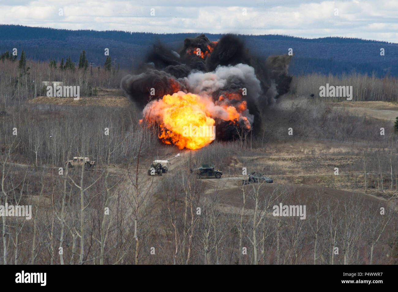 Us-Soldaten detonieren Mine Clearing Line (MICLIC) während der nördlichen Rand 2017 10. Mai 2017, am Fort Greely, Alaska. Die MICLIC ist ein clearing Gerät verwendet einen Pfad durch Minenfelder oder Hindernisse zu löschen. Stockfoto