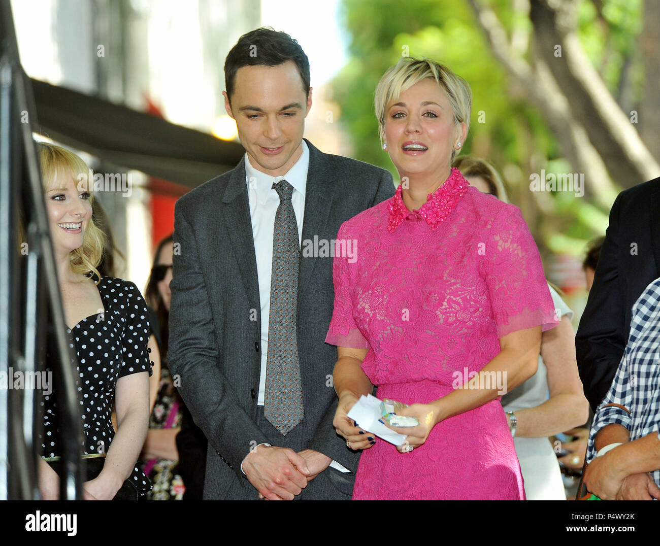 Kaley Cuoco mit einem Stern auf dem Hollywood Walk of Fame geehrt in Los Angeles. Kaley Cuoco 032 und Jim Parsons Ereignis in Hollywood Leben - Kalifornien, Red Carpet Event, USA, Filmindustrie, Prominente, Fotografie, Bestof, Kunst, Kultur und Unterhaltung, Topix prominente Mode, Besten, Hollywood Leben, Event in Hollywood Leben - Kalifornien, Roter Teppich und backstage, Film Stars, TV Stars, Musik, Promis, Topix, Akteure aus dem gleichen Film, Cast und co Star zusammen. Anfrage tsuni@Gamma-USA.com, Kredit Tsuni/USA, 2015-Gruppe, TV und Film Cast Stockfoto