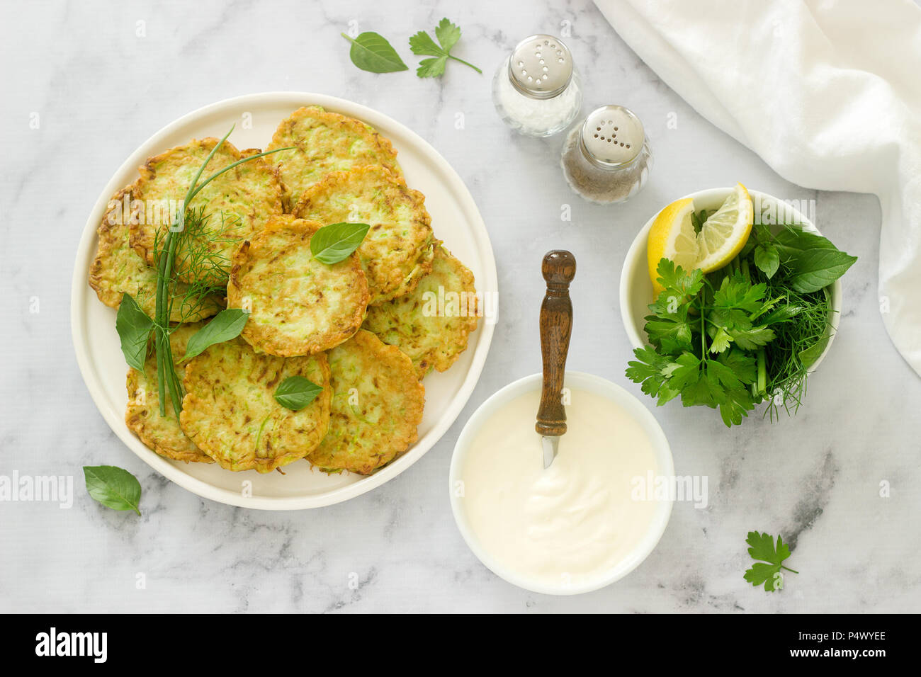 Pfannkuchen aus Zucchini, serviert mit saurer Sahne oder Joghurt und ...