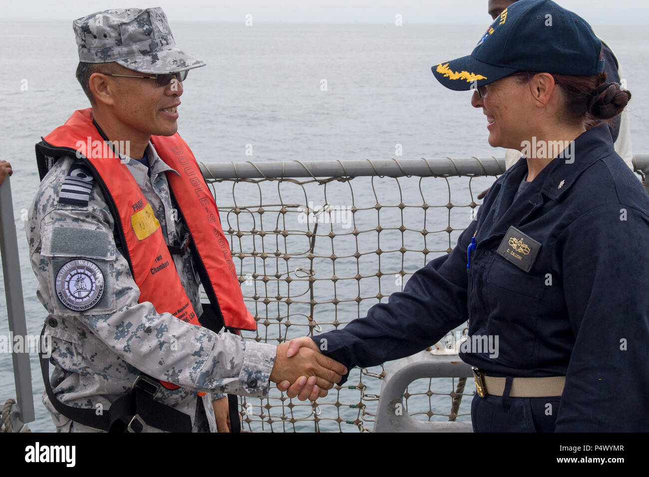 SONGKHLA, Thailand (10. Mai 2017) Cmdr. Claudine Caluori, rechts, kommandierender Offizier der Arleigh-Burke-Klasse geführte Anti-raketen-Zerstörer USS Sterett (DDG104), begrüßt die Königlich Thailändische Marine Kapitän Chaksawat presail Saiwong an Bord für eine Konferenz zur Unterstützung der multilateralen Zusammenarbeit flott Bereitschaft Übung und Ausbildung (Karat). CARAT ist eine Reihe von jährlichen maritime Übungen, die auf die Stärkung von Partnerschaften und die Erhöhung der Interoperabilität durch die bilateralen und multilateralen Engagements an Land und auf See. Stockfoto