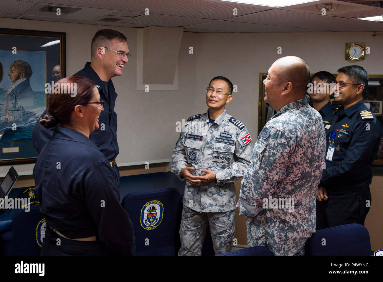 SONGKHLA, Thailand (10. Mai 2017) Cmdr. Claudine Caluori, Kommandierender Offizier der Arleigh-Burke-Klasse geführte Anti-raketen-Zerstörer USS Sterett (DDG104) und Kapitän David Bretz, Commodore von Destroyer Squadron 31, sprechen sie mit Royal Thai Navy Capt. Chaksawat Saiwong, Republik Singapur Marine Oberstleutnant Leon Chua und Bangladesh Navy hinten Adm. M. Shafiul Azim während einer Konferenz an Bord Sterett presail zur Unterstützung der multilateralen Übung CARAT. CARAT ist eine Reihe von jährlichen maritime Übungen zur Stärkung von Partnerschaften und die Erhöhung der Interoperabilität durch bilaterale und multilaterale Verpflichtungen ein Stockfoto