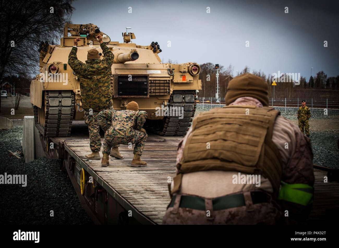 Us-Marines mit 2. Transport Support Bataillons, Bekämpfung der Logistik Regiment 2, 2 Marine Logistik Gruppe, laden Sie eine M1A1 Abrams Tank auf einem Triebwagen in der Hölle, Norwegen, 9. Mai 2017. Ausstattung wurde auf einen Triebwagen mit einem Norwegischen - errichtete Rampe, um seine Wirksamkeit zu prüfen während der strategischen Mobilität Übung 17 (STRATMOBEX) geladen. STRATMOBEX gab Marines und Norweger Einblick in die Logistik Reaktion Zeitplan für künftige Operationen in der Region. Stockfoto