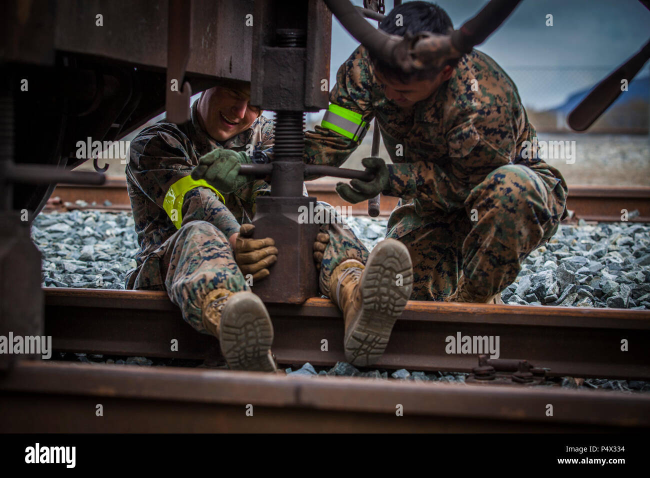 U.S. Marine Lance Cpl. Lucas Daniels, links, ein Kraftfahrzeug-Operator mit Stabskompanie, Bekämpfung von Logistik-Regiment 45, 4. Marine Logistics Group und Lance Cpl. Jess Guillermo, eine Landung-Support-Spezialist mit 2. Transport unterstützen Bataillon, Combat Logistik-Regiment 2, 2. Marine Logistics Group, installieren eine Hilfs Balken unter Triebwagen in der Hölle, Norwegen, 9. Mai 2017. Die Marines hinzugefügt den Strahl um das Gewicht von einem M1A1 Abrams-Panzer zu unterstützen, die während strategische Mobilität Übung 17 (STRATMOBEX) geladen wurde. STRATMOBEX war eine Bewertung der Bereitschaft der Ausrüstung in Norwegen für gehalten Stockfoto