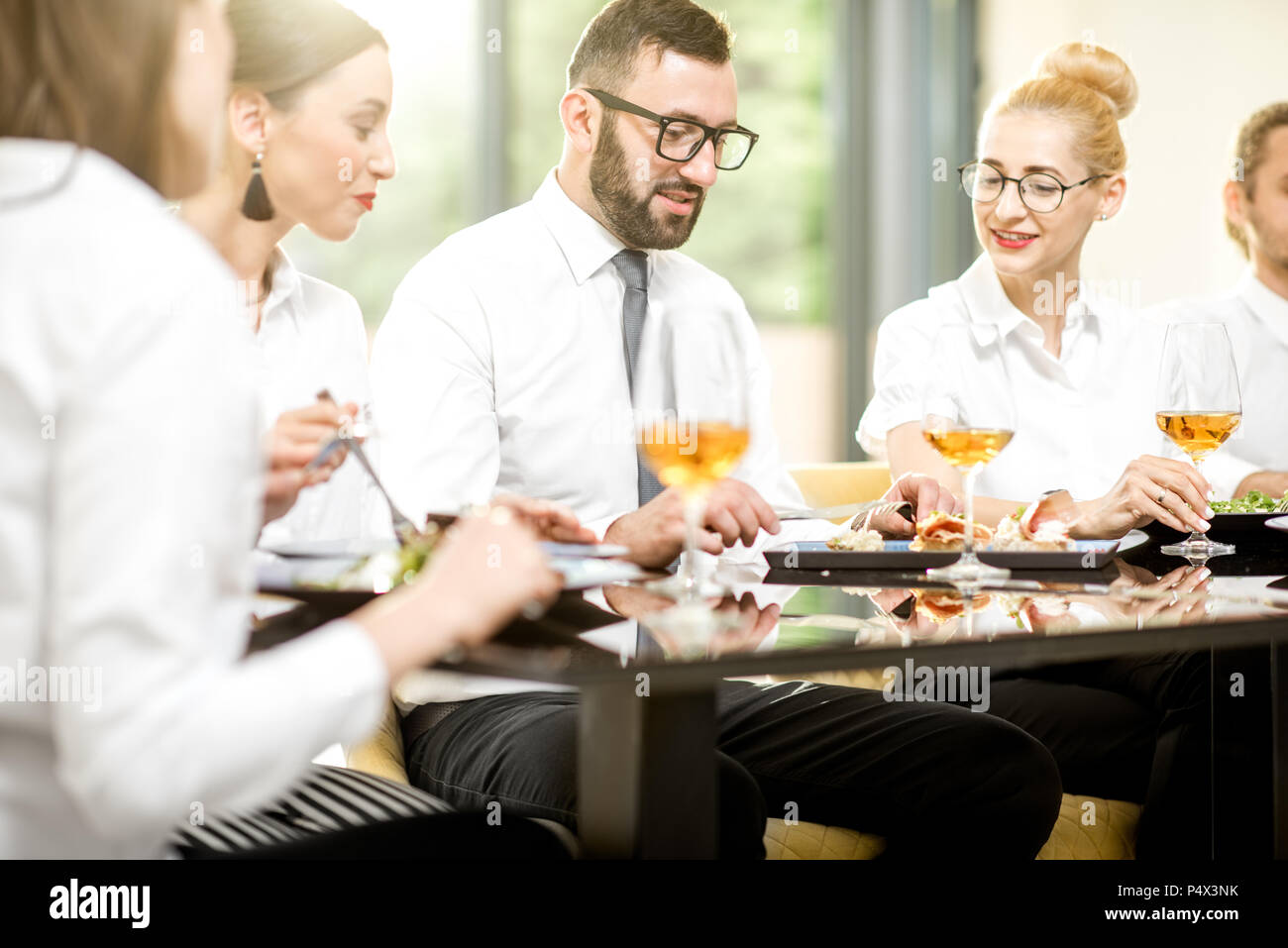 Geschäftsleute bei einem Mittagessen im Restaurant Stockfoto