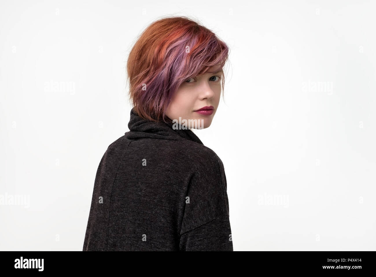 Funny Haircut Stockfotos & Funny Haircut Bilder Seite 10 Alamy Portrait von ungewöhnlichen informellen hübsche Frau mit bunten Frisur Sie ist zurück und zuversichtlich