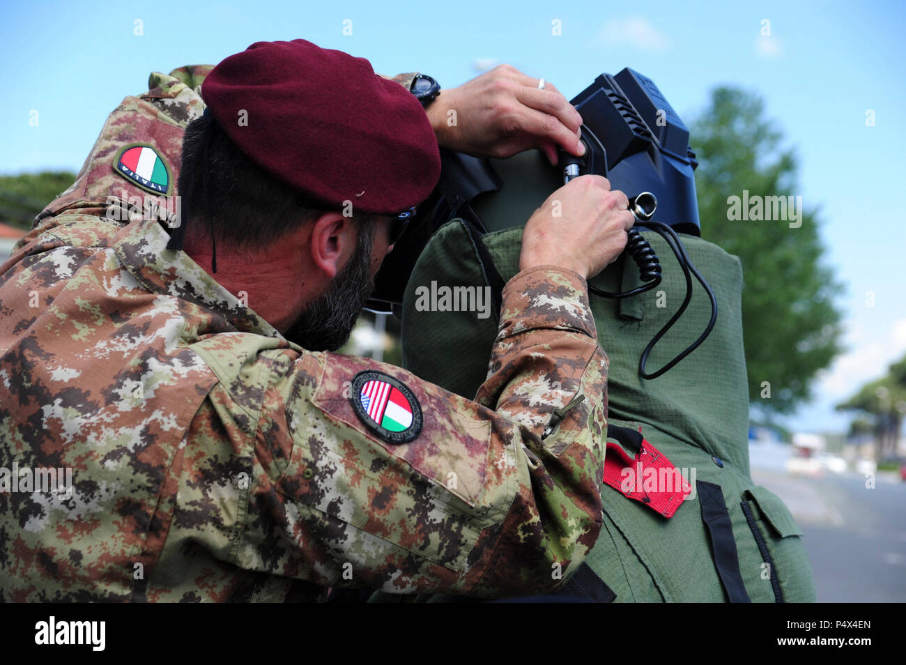 Eine italienische Armee Soldat SPC Cristiano Nieri von Italienischen Base Befehl Camp Darby, hilft die Ausrüstung Kampfmitteln Specialist SPC Alessandro Iacono vom 8. Regiment Genio Guastatori Folgore Fallschirmjäger zu tragen, während der Übung. Bei der Löwe Antwort Übung, die Livorno militärischen Gemeinschaft durchgeführt Die vollständige Löwe Antwort '17 auf Camp Darby, Livorno, Italien, 10. Mai 2017. Der Zweck der jährlichen Übung war zu testen und Schutz und das Management in Notfällen Pläne und Verfahren als Reaktion auf eine Notfallsituation zu validieren. ( Stockfoto