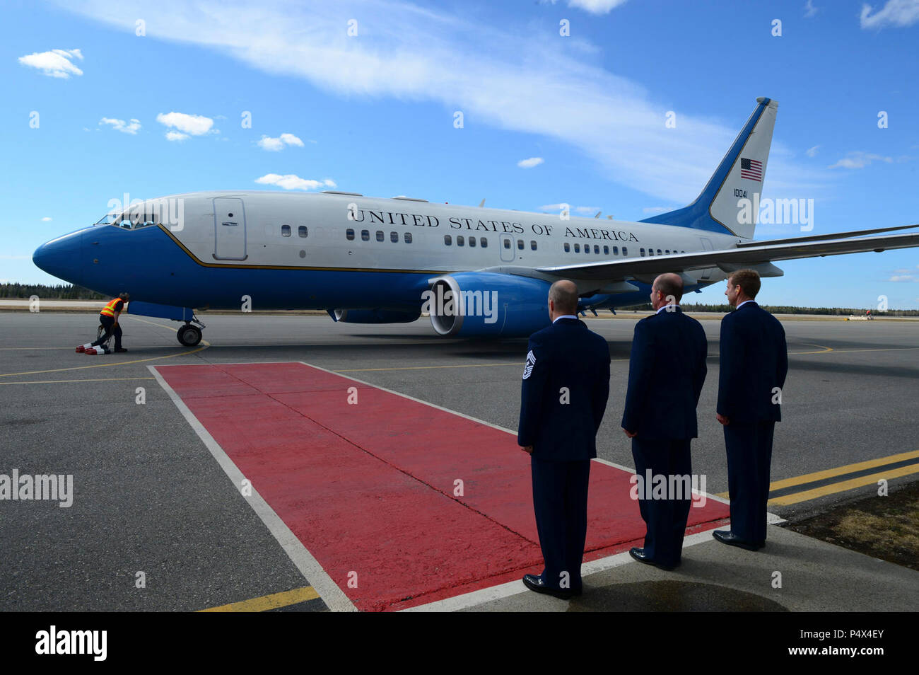 US Air Force Chief Master Sgt. Brent Sheehan, der 354. Kämpfer-Flügel Befehl Chef, links, Oberst Todd Robbins, 354. FW stellvertretender Kommandeur und Oberst David Mineau, 354. FW-Kommandant, stramm stehen, wie der Secretary Of State Flugzeug 10. Mai 2017, Eielson Air Force Base, Alaska ankommt. US Secretary Of State Rex Tillerson landete bei Eielson auf seinem Weg zum 10. jährlichen Arctic Council ministeriellen, führende zwischenstaatliche Forum Förderung der Zusammenarbeit, Koordination und Interaktion zwischen den arktischen Staaten, arktischen indigenen Gemeinschaften und anderen arktischen Bewohner auf gemeinsame Arct Stockfoto