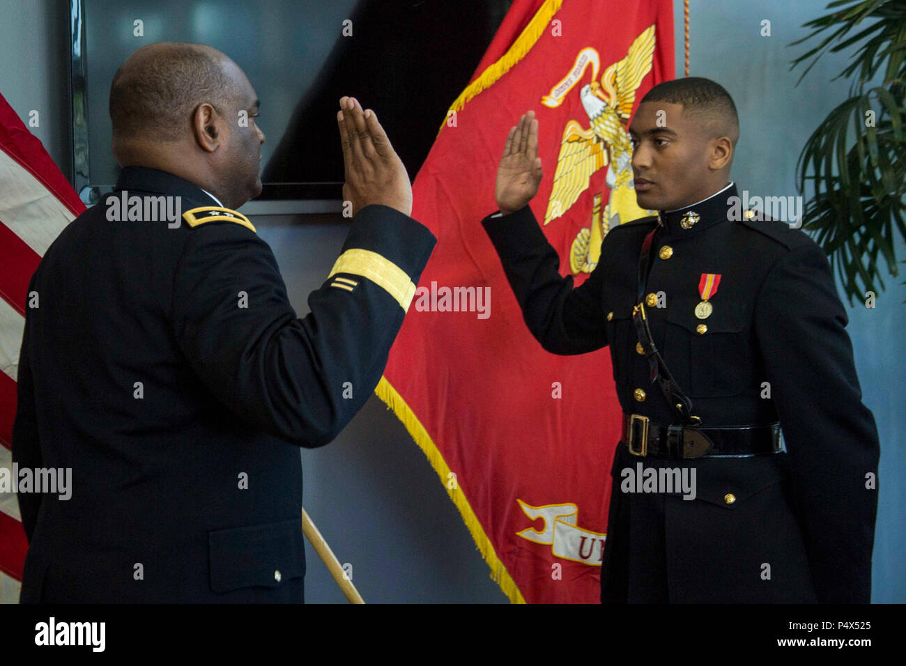 Us-Armee Brig. General (Ret.) Michael T. Harrison Sr. rezitiert die Amtseid auf 2nd Lieutenant Mitchell Harrison während einer Inbetriebnahme Zeremonie an die Embry-Riddle Aeronautical University College in Daytona Beach, Florida, 10. Mai 2017. Die Zeremonie gedacht Harrisons "Kommission als Leutnant in der Marine Corps. Harrison abgeschlossen Die 10-wöchigen Officer Kandidaten Schule und bereitet sich für die Grundschule im Juli 2017 zu verlassen. Stockfoto