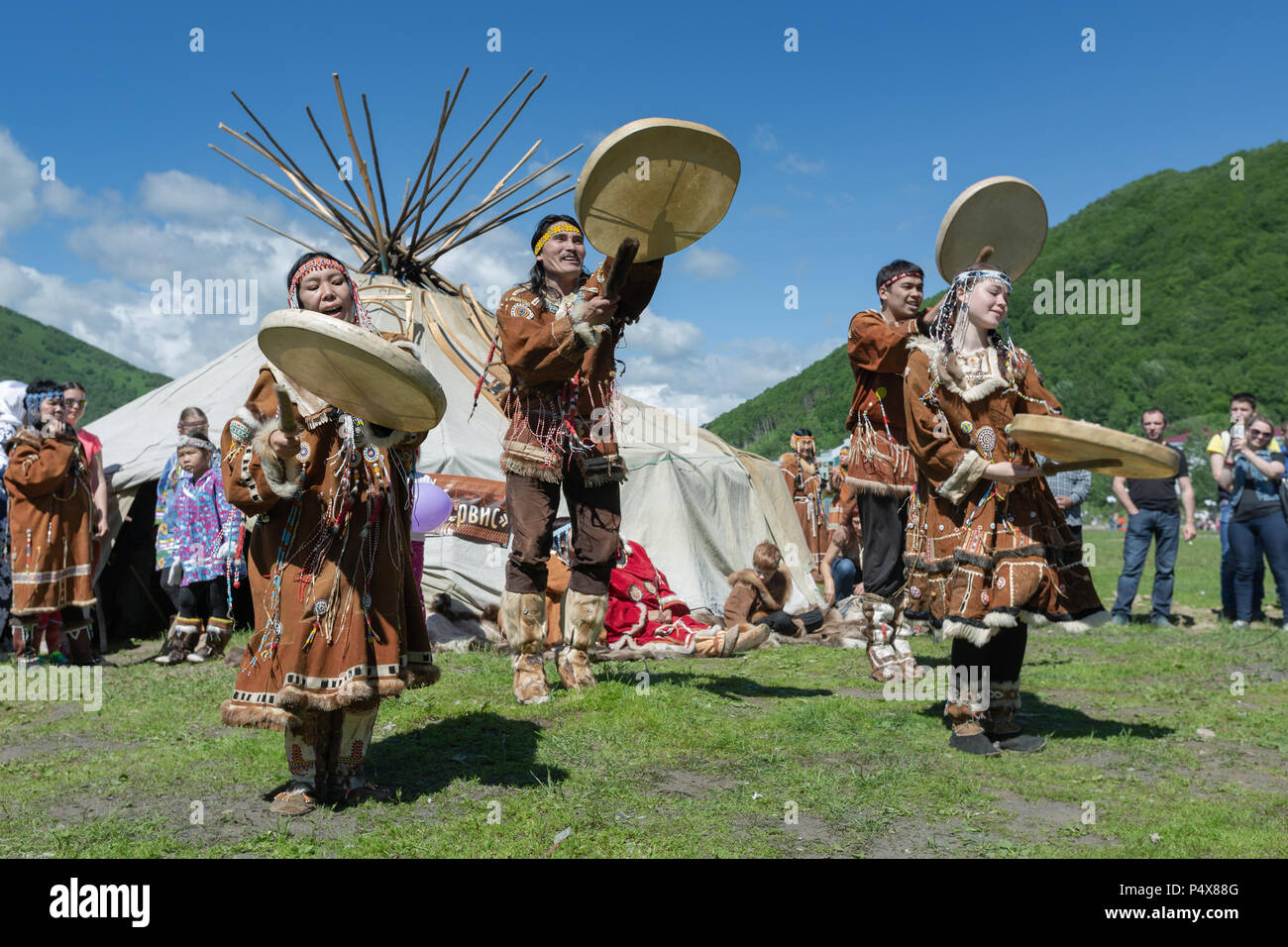 Brandbomben Tanz der Ureinwohner von Kamtschatka mit Tamburin: öffentliches Konzert nationalen Folklore Gruppe auf Fishermans Tag Stockfoto