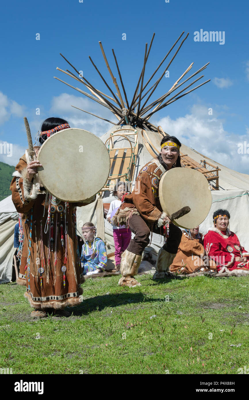 Der Mann und die Frau in der nationalen Kleidung Ureinwohner Kamtschatkas Ausdruck tanzen mit Tamburin. Öffentlichen Konzert nationalen Folklore Gruppe Stockfoto