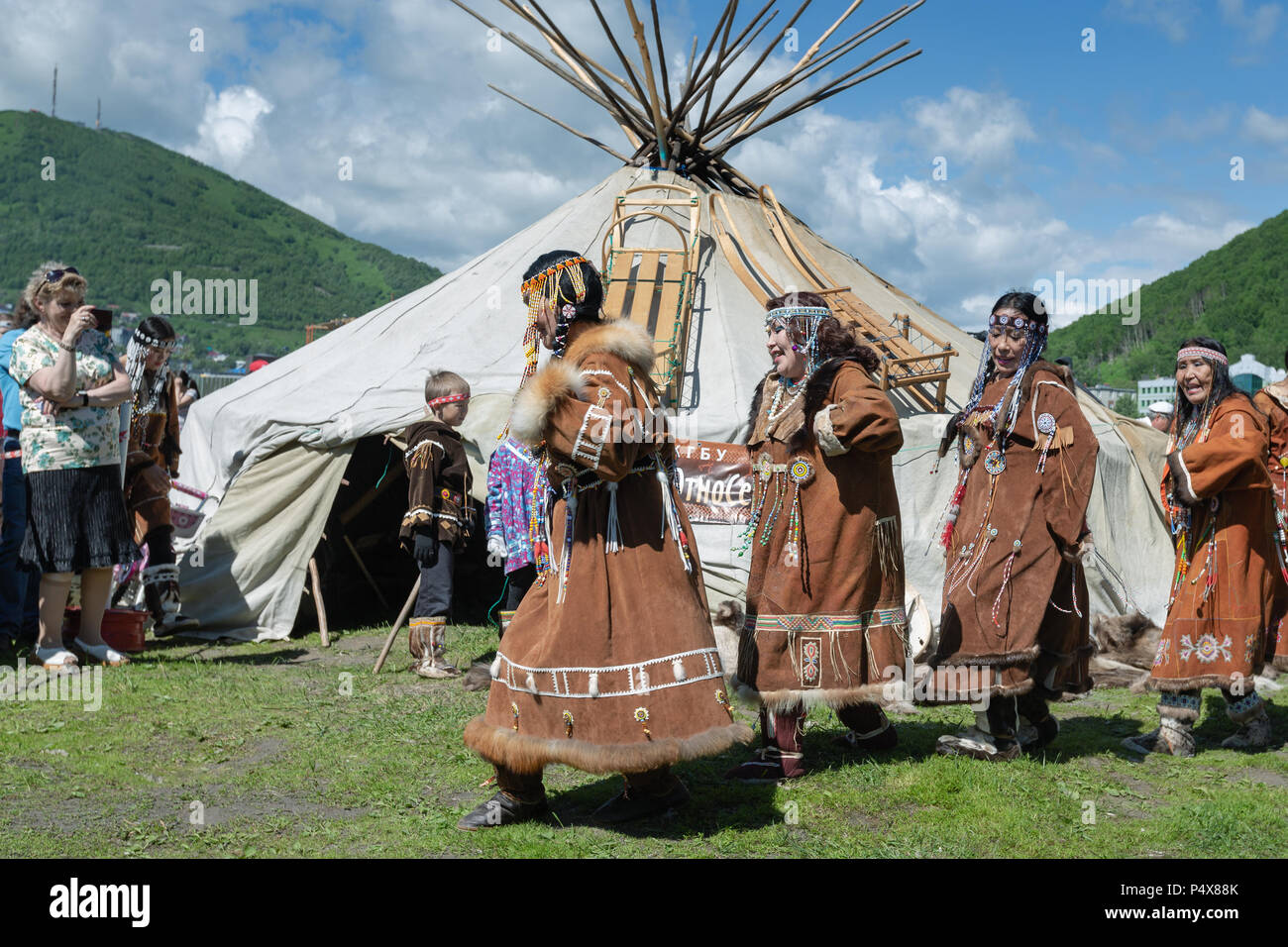 Gruppe der Frauen in den nationalen Kleidung Ureinwohner Kamtschatkas Ausdruck tanzen in der Nähe von yaranga. Öffentlichen Konzert nationale Folklore Tanz Gruppe. Stockfoto
