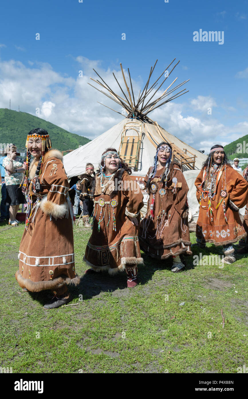 Gruppe der Frauen in den nationalen Kleidung Ureinwohner Kamtschatkas Ausdruck tanzen in der Nähe von yaranga. Öffentlichen Konzert nationalen Folklore Gruppe Stockfoto