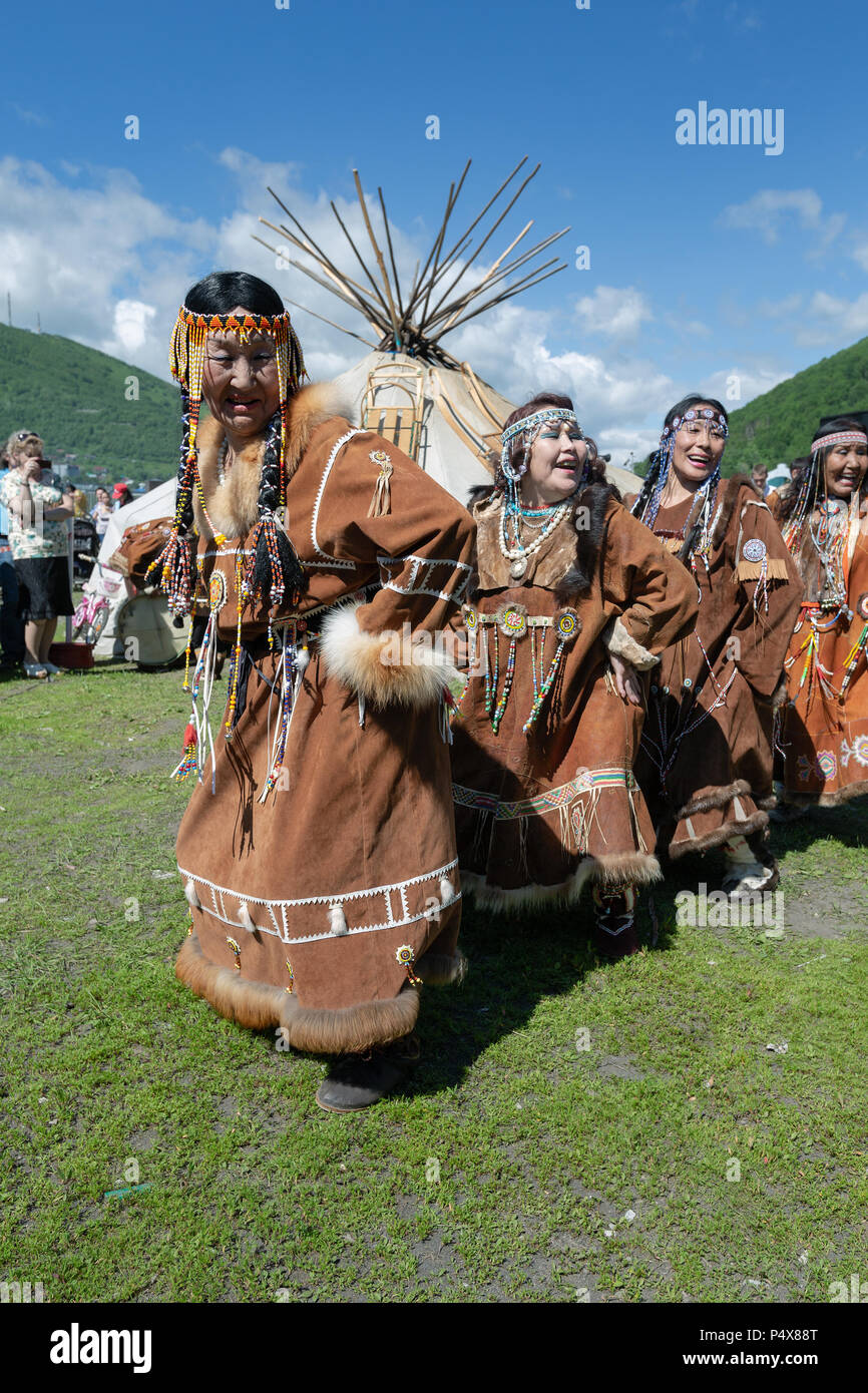 Gruppe der Frauen in den nationalen Kleidung Ureinwohner Kamtschatkas Ausdruck tanzen in der Nähe von yaranga. Stockfoto