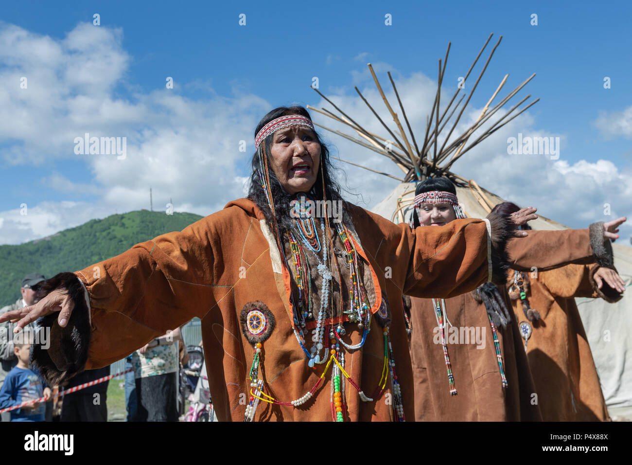Frauen in den nationalen Kleidung Ureinwohner Kamtschatkas Ausdruck tanzen. Öffentlichen Konzert nationalen Folklore Gruppe auf Fishermans Tag Stockfoto