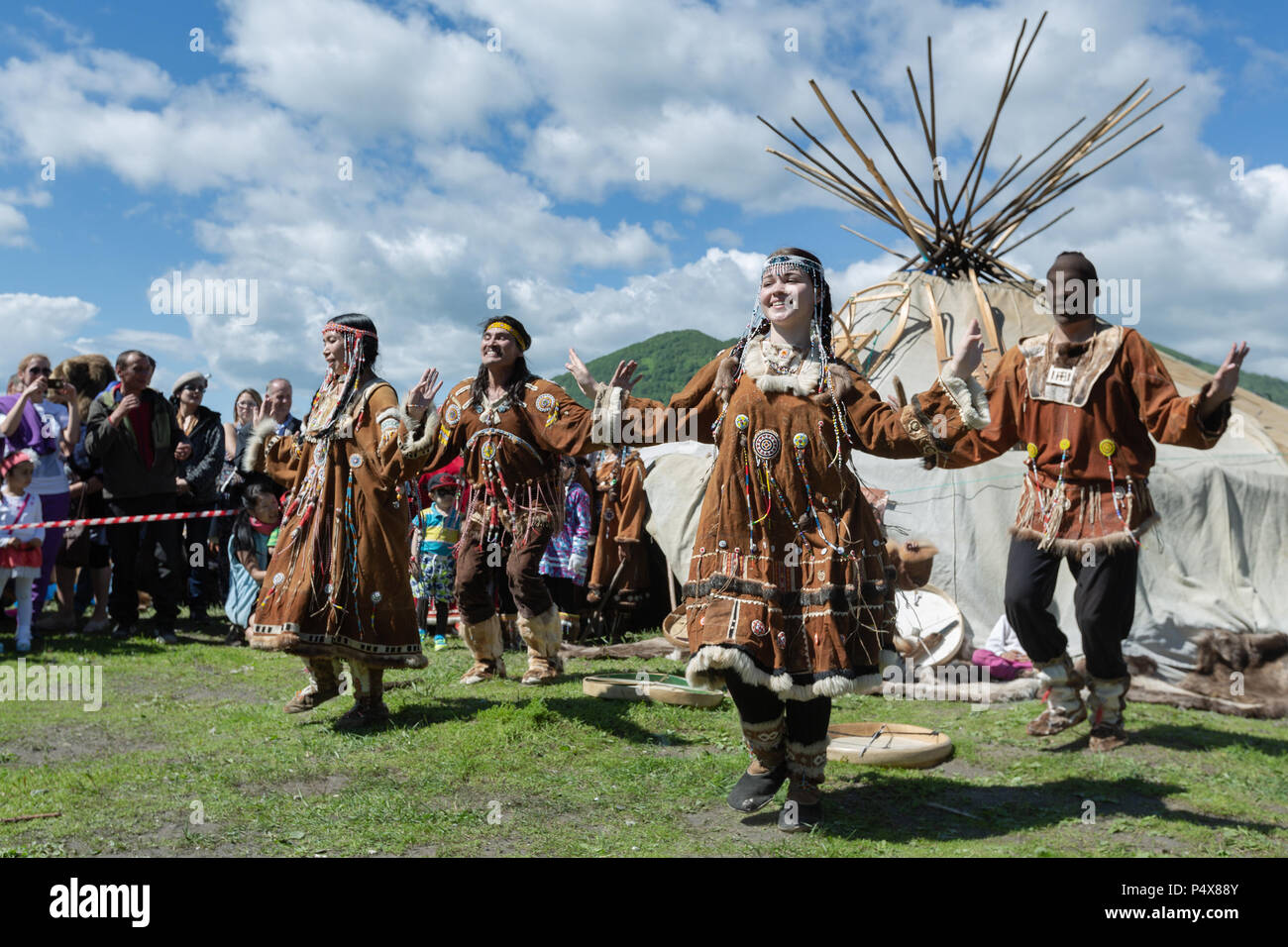 Frauen und Männer in Nationale Kleidung Ureinwohner von Kamtschatka Ausdruck tanzen in der Nähe von yaranga Stockfoto