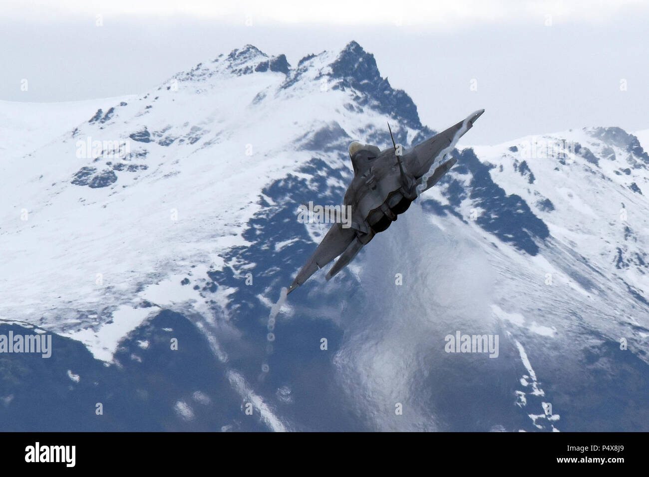 Gemeinsame Basis ELMENDORF - Richardson, Alaska - ein US Air Force F-22 Raptor die Start- und Landebahn auf dem Weg zum gemeinsamen Pacific Alaska Range Komplex 9. Mai 2017, zur Unterstützung der Übung nördlichen Rand 2017 fährt. Nördlichen Rand ist Alaska's größte und Premier gemeinsame Ausbildung Übung darauf ausgerichtet, den Betrieb, Techniken und Verfahren zu üben, sowie die Interoperabilität der Dienste zu verbessern. Tausende von Teilnehmern aus allen Diensten - Flieger, Soldaten, Seemänner, Marinesoldaten und Küstenwache Personal aus dem aktiven Dienst, Reserve und der National Guard Einheiten - beteiligt sind. Stockfoto