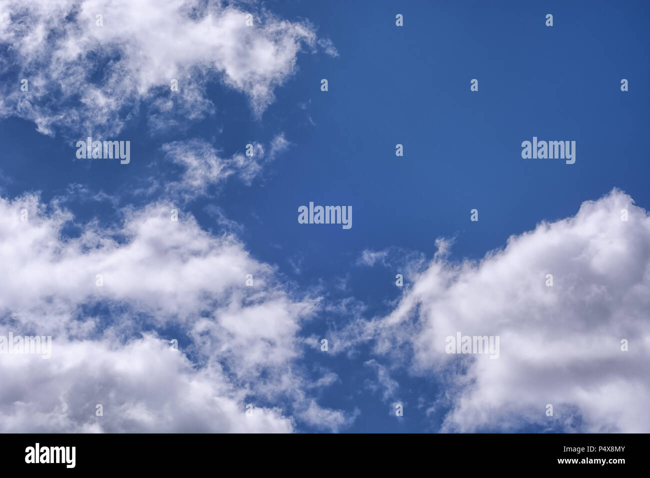 Cloudscape - weiße Wolken im blauen Himmel Stockfoto