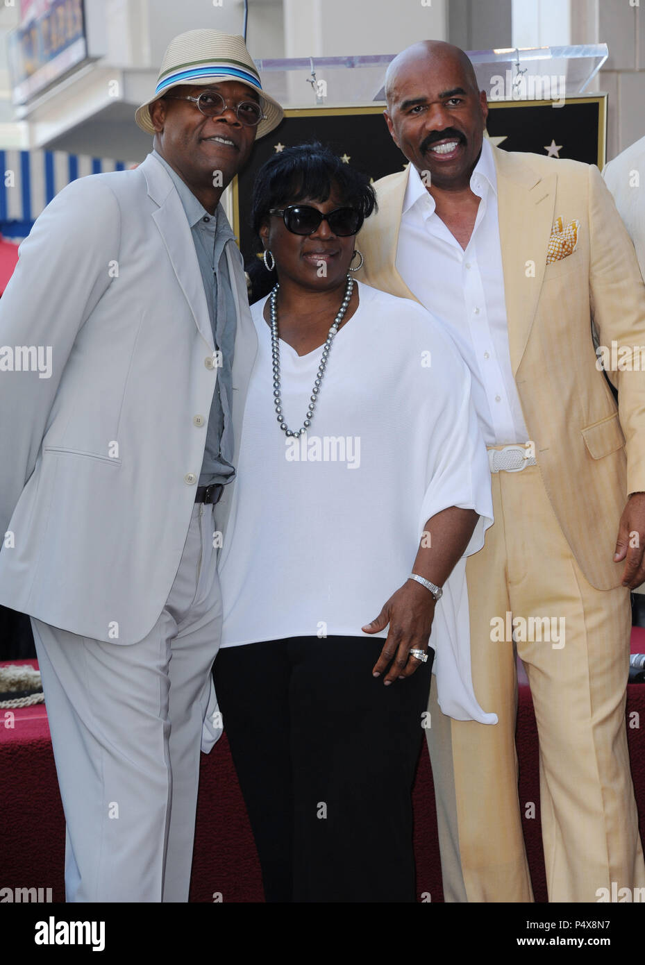 Steve Harvey (mit Freunden und Samuel L. Jackson mit Ehefrau Latanya Richardson) wurde mit einem Stern auf dem Hollywood Walk of Fame geehrt in Los Angeles. Steve Harvey - Stern 25 und Samuel L. Jackson und Ehefrau Latanya Richardson Ereignis in Hollywood Leben - Kalifornien, Red Carpet Event, USA, Filmindustrie, Prominente, Fotografie, Bestof, Kunst, Kultur und Unterhaltung, Topix prominente Mode, Besten, Hollywood Leben, Event in Hollywood Leben - Kalifornien, Roter Teppich und backstage, Film Stars, TV Stars, Musik, Promis, Topix, Akteure aus dem gleichen Film, Cast und Co star Stockfoto