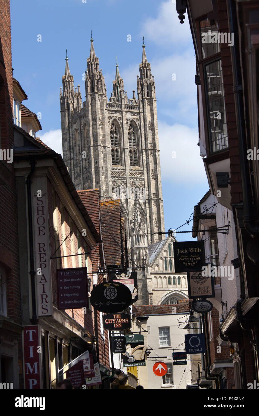 Stadt Canterbury, England. Shop Fronten auf dem Canterbury Metzgerei Lane, mit der Kathedrale von Canterbury Bell Harry Turm im Hintergrund. Stockfoto