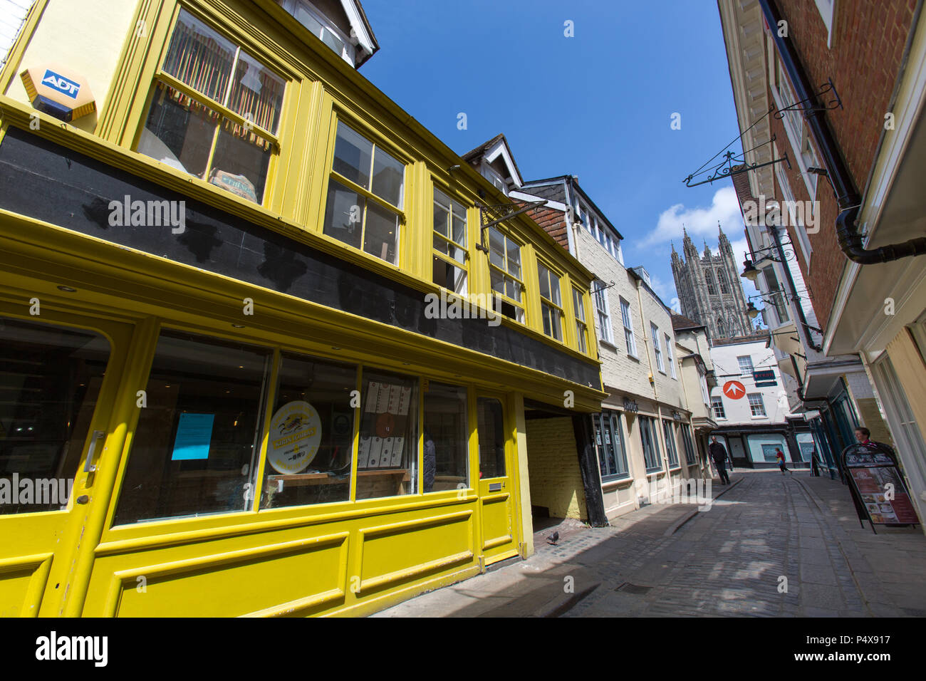 Stadt Canterbury, England. Shop Fronten auf dem Canterbury Metzgerei Lane, mit der Kathedrale von Canterbury Bell Harry Turm im Hintergrund. Stockfoto