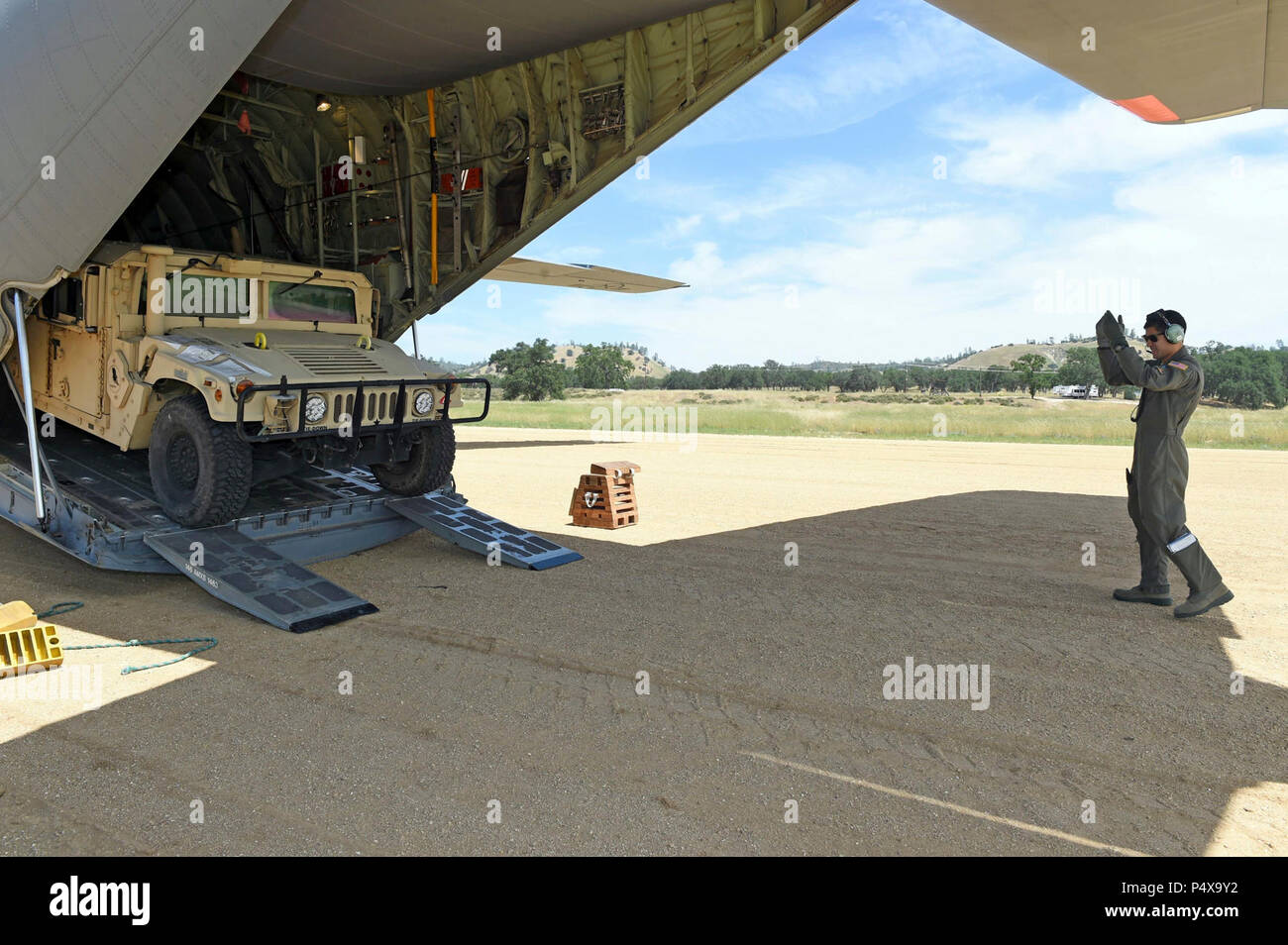 HUNTER LIGGETT, Calif (9. Mai 2017) - einem Flieger an die 146 Air Lift Flügel der Air National Guard zugeordnet Offloads ein Humvee zu Naval Mobile Konstruktion Bataillon (NMCB) 4 aus einer C-130 Frachtmaschine zugewiesen, während ein Feld Training in Fort Hunter Liggett, Calif., 9. Mai (Ftx). NMCB 4 ist die Durchführung ihrer endgültigen abgestuften Bereich Training (Ftx), Tests den Befehl des Bataillons, Steuerung und Kommunikation Funktionen durch eine Vielzahl von simulierten Szenarien beim Einsatz festgestellt. Die Seabee Bataillon bietet Befehlshaber und Kommandeure der Marine Komponente mit der Bekämpfung der Rea Stockfoto