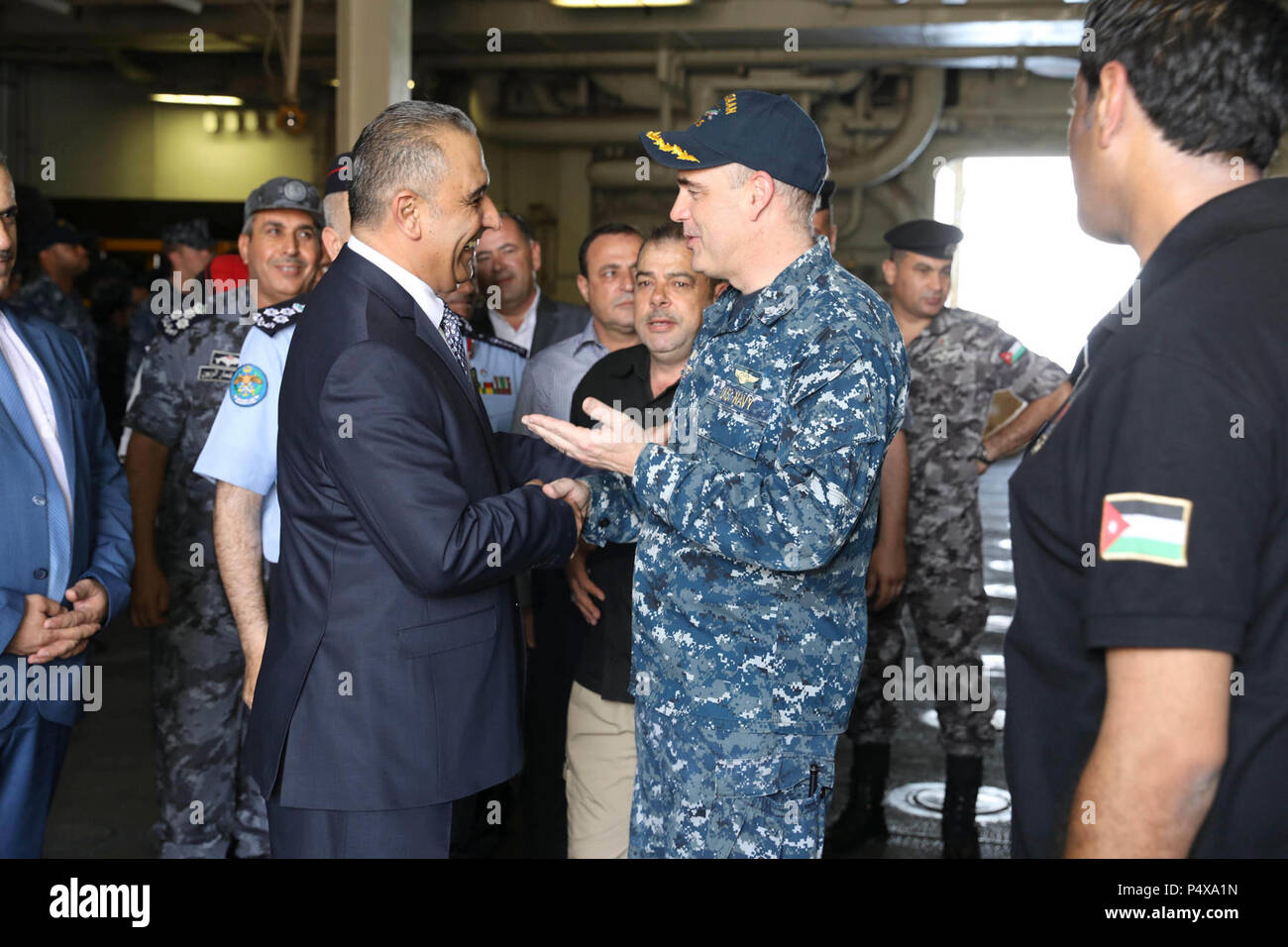 Jordanien (9. Mai 2017) Kapitän Eric Pfister, kommandierender Offizier der Amphibisches Schiff USS Bataan (LL 5), grüßt Minister Naser Shraideh, Leiter der Sonderwirtschaftszone von Aqaba während einer Schiffstour während der Übung eifrig Lion 2017. Eifrig Lion ist eine jährliche US Central Command Übung in Jordanien, die militärische Stärkung der militärischen Beziehungen zwischen den USA, Jordanien und anderen internationalen Partnern. In diesem Jahr Iteration besteht aus ungefähr 7.200 Soldaten aus mehr als 20 Nationen, die für Szenarien, die Sicherheit der Grenzen, das Kommando und die Kontrolle reagieren, cybe Stockfoto