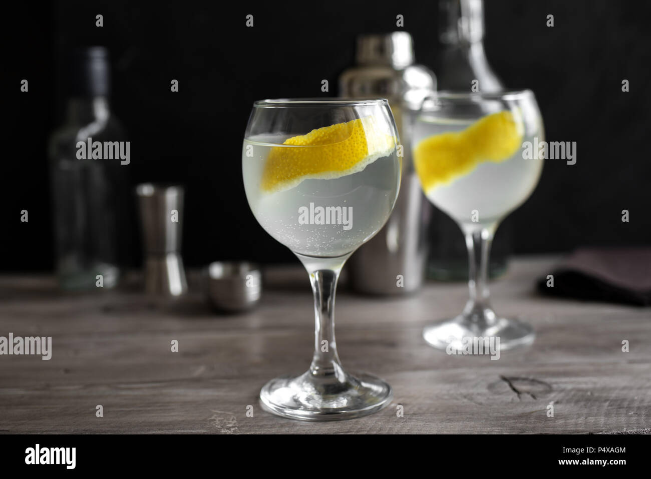 Gin Fizz Cocktail mit Zitrone, Gurke, Rosmarin und Eis. Gin Tonic oder Gimlet auf schwarzem Hintergrund, kopieren. Stockfoto