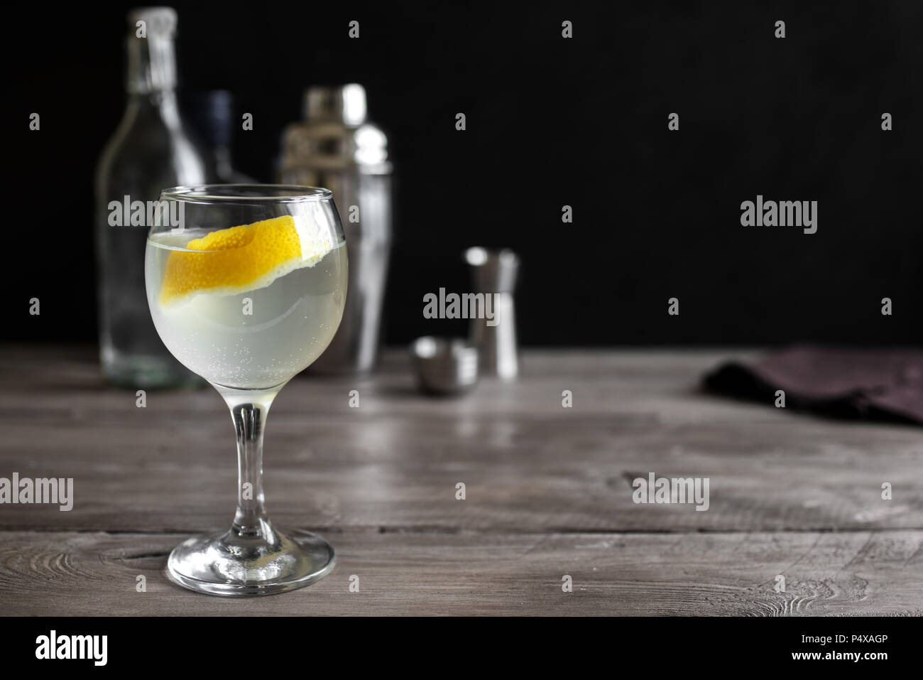 Alkohol Gin Blossom Cocktail mit Zitrone und Eis. Gin Tonic fizz oder gimlet Cocktail auf schwarzen Hintergrund, kopieren. Stockfoto