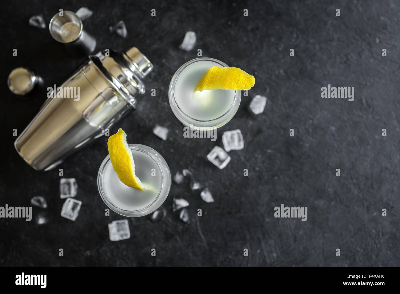 Alkohol Cocktail mit Zitrone und Eis. Gin Tonic fizz oder gimlet Cocktail auf schwarzen Hintergrund, kopieren. Stockfoto
