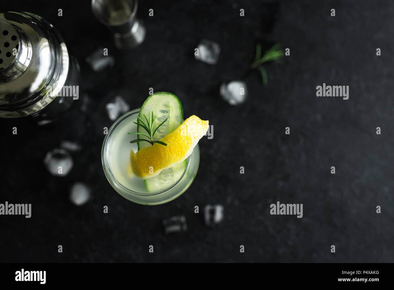 Gin Fizz Cocktail mit Zitrone, Gurke, Rosmarin und Eis. Gin Tonic oder Gimlet auf schwarzem Hintergrund, kopieren. Stockfoto