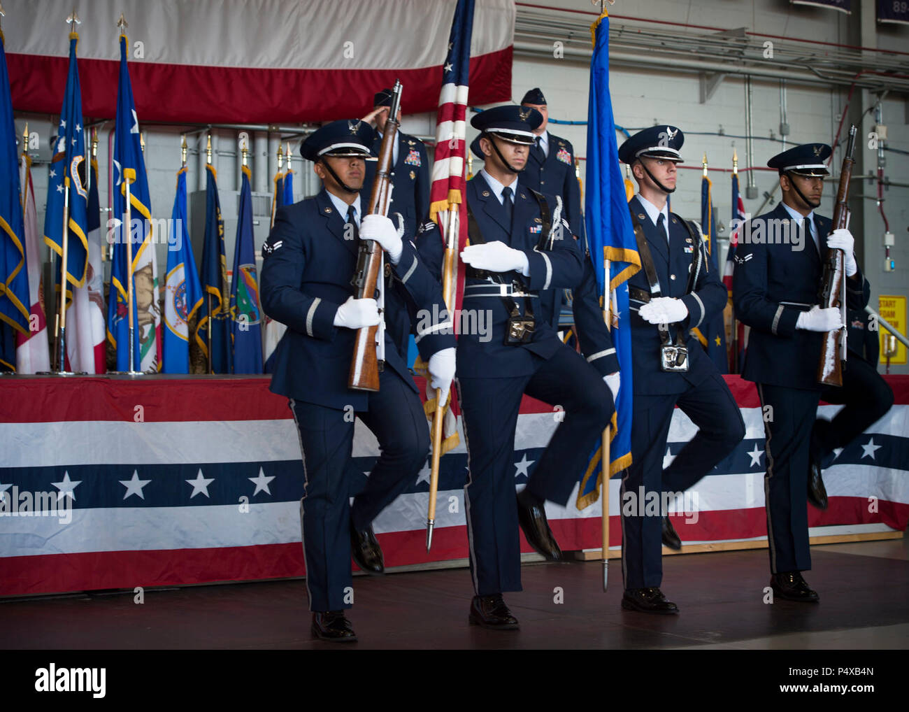 Die hurlburt Field Ehrengarde präsentiert die Farben während einer Zeremonie Air Force Special Operations Air Warfare Center zu deaktivieren und den 492Nd Special Operations Wing aktivieren bei Hurlburt Field, Fla., 10. Mai 2017. Die Air Force Special Operations Air Warfare Center wurde als der 492Nd SOW Redesignated. Unmittelbar nach dieser, die 492Nd Special Operations Group und der 492Nd Special Operations Training Gruppe wurden zusammen mit den 492Nd Special Operations Support Squadron und der 492Nd Special Operations erweiterte Funktionen Squadron aktiviert. Stockfoto