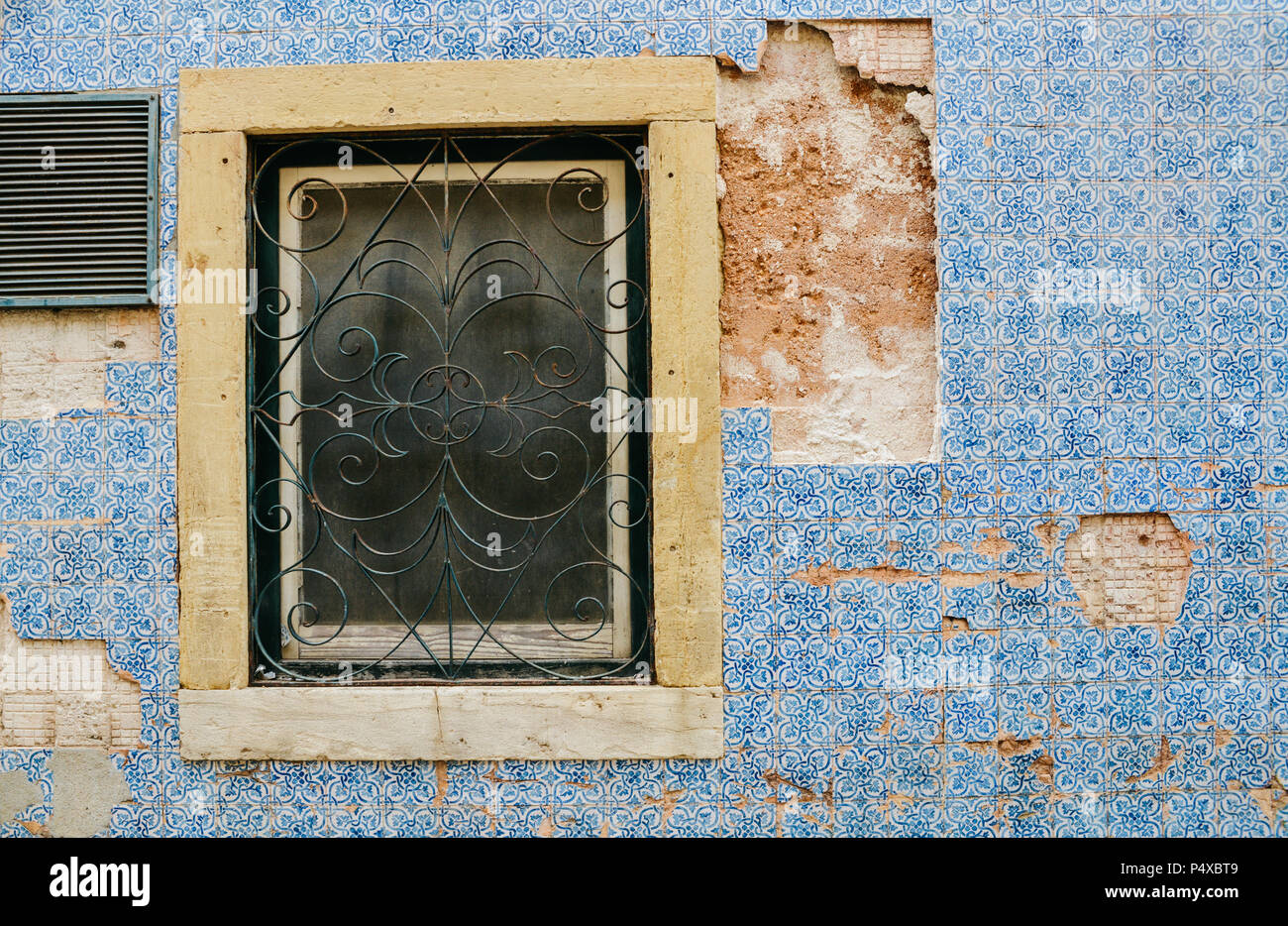 Gebrochene vintage Blau portugiesischen Azulejo Kacheln in Tomar, Portugal Stockfoto