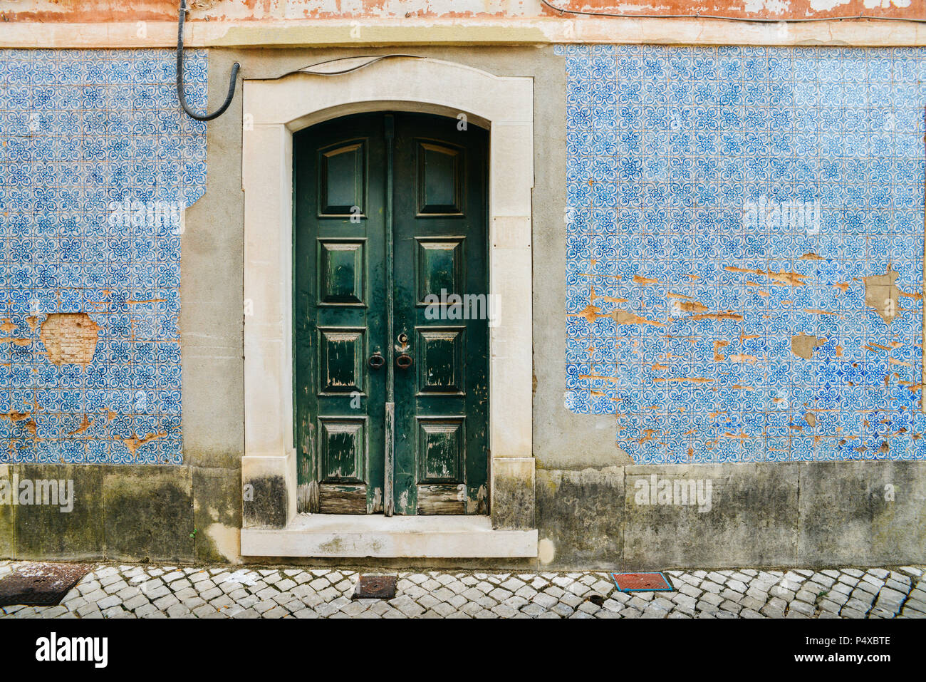 Gebrochene vintage Blau portugiesischen Azulejo Kacheln in Tomar, Portugal Stockfoto