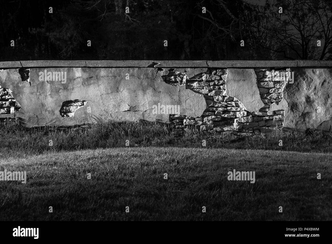 Alte steinerne Mauer bröckelt bei Nacht Stockfoto Alte steinerne Mauer bröckelt bei Nacht Stockfoto
