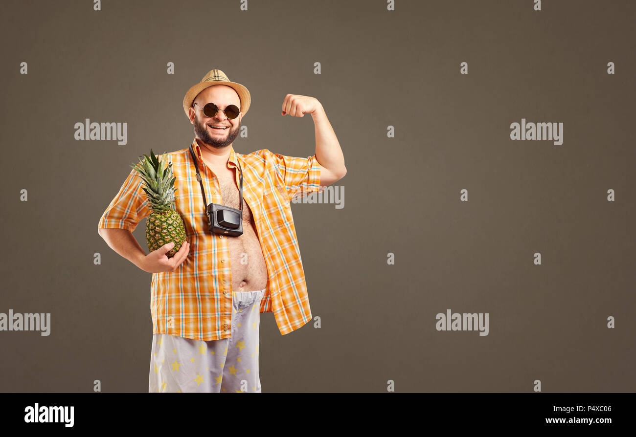 Funny Fat Man mit einer Ananas auf Urlaub. Stockfoto