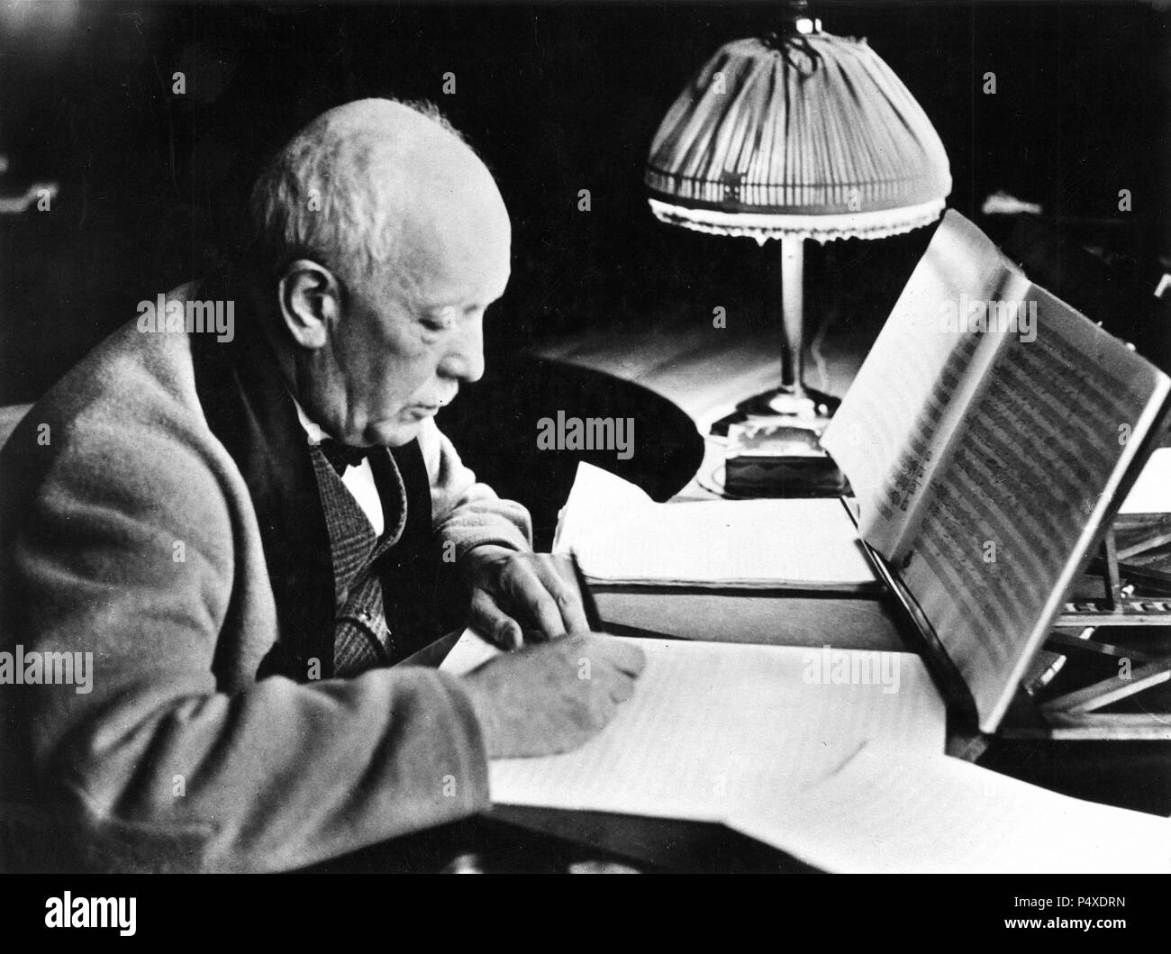 Deutsche Komponist Richard Strauss (1864-1949), sitzt, arbeitet an einer Musik-Manuskript. Für seine Opern bekannt:: Salome, Elektra und Der Rosenkavalier. Stockfoto