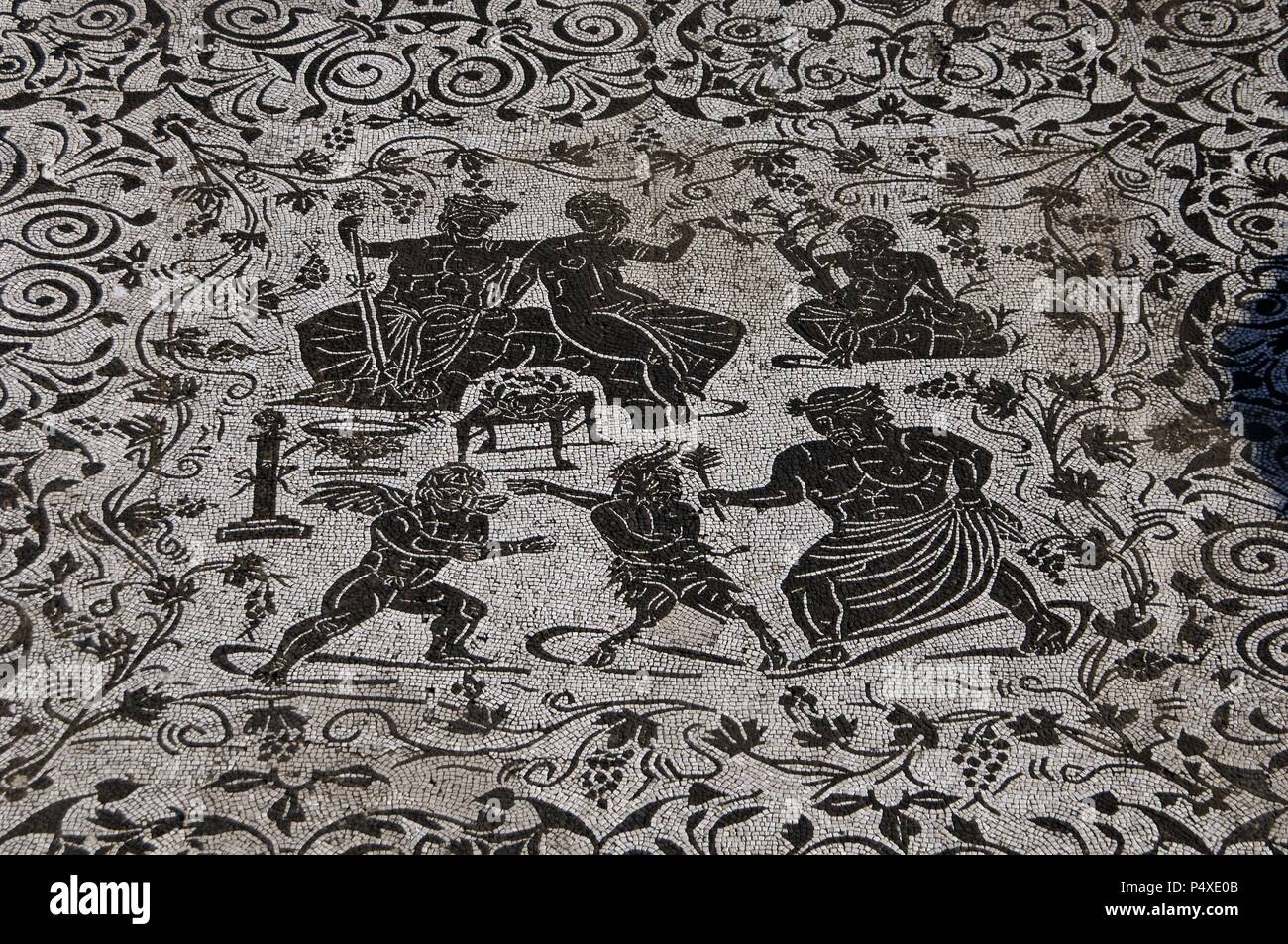 Römische Kunst. Italien. Haus von Bacchus und Ariadne. Fußbodenmosaik in Schwarz und Weiß. Es zeigt Bacchus mit seiner Frau Ariadne und der Kampf der Eros und Pan (Liebe und Lust) mit einem alten Silen als Schiedsrichter. 1st-2nd Jahrhunderte A.C. Ostia Antica. Stockfoto