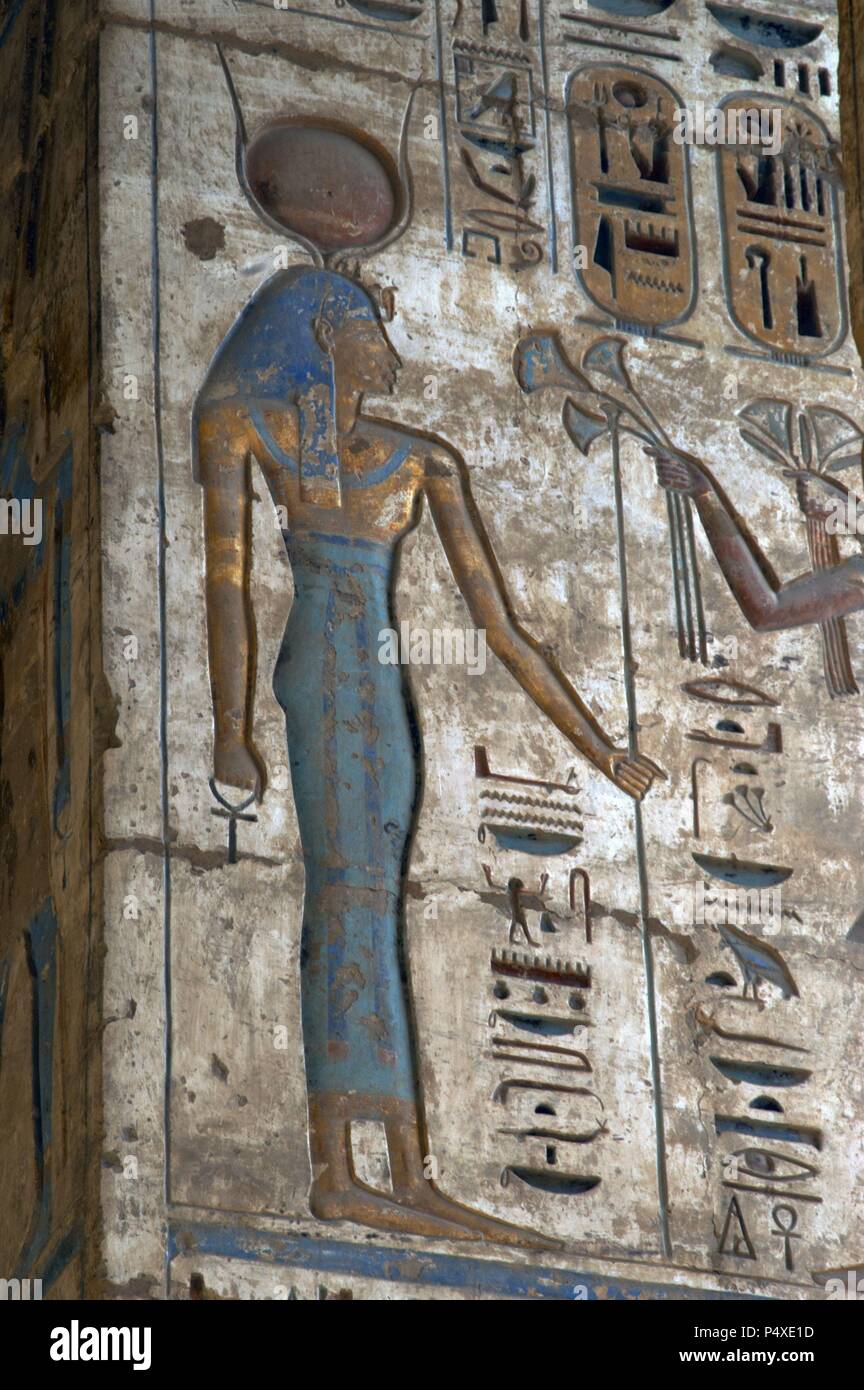 Tempel von Ramses III. Ägyptische Gottheit. Erleichterung. Neuen Reich. (1550-1069 b. C). 20. Dynastie. Theben. Medinet-Habou. Ägypten. Stockfoto