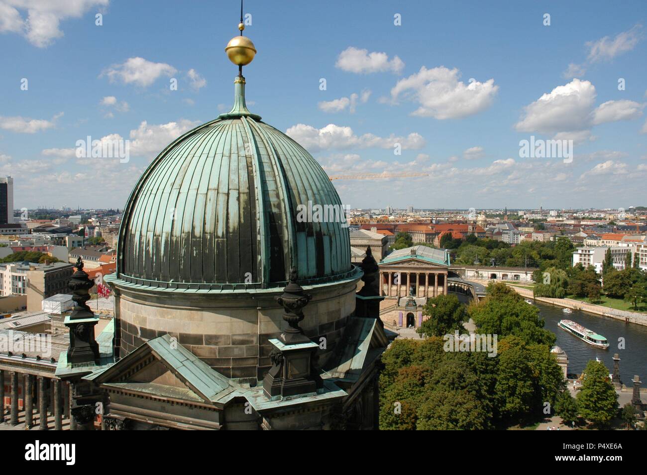 ALEMANIA. BERLIN. Panorámica de la Ciudad. En Primer término, una de las cúpulas de la Catedral (Berliner Dom), erigida ein finales del S. XIX por Guillermo II. von Preussen y reconstruída Tras la II Guerra Mundial. Stockfoto