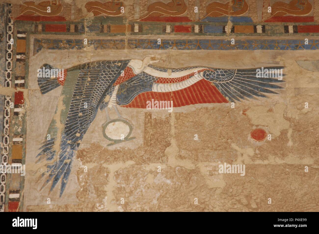 Geier Nekhbet öffnen ihre schützenden Flügel. Polychrome Entlastung in einer der Mauern des Tempels der Hatschepsut. 18. Dynastie. Neuen Reich. Deir el-Bahari. Ägypten. Stockfoto