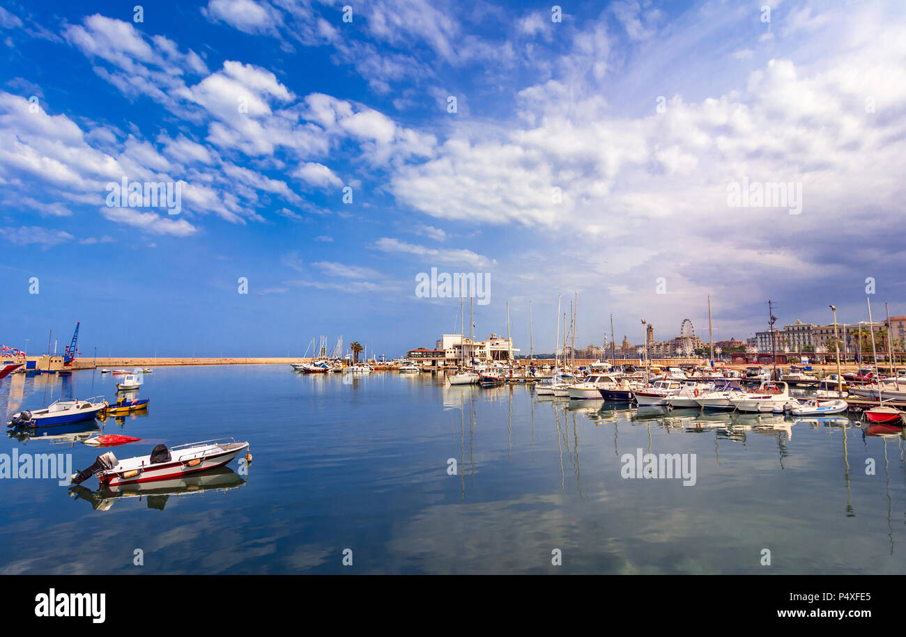 Bari, Italien, Apulien: Wunderschöne Landschaft mit Fischerbooten, Yaght und blaues Meer gegen den Himmel. Apulien Stockfoto