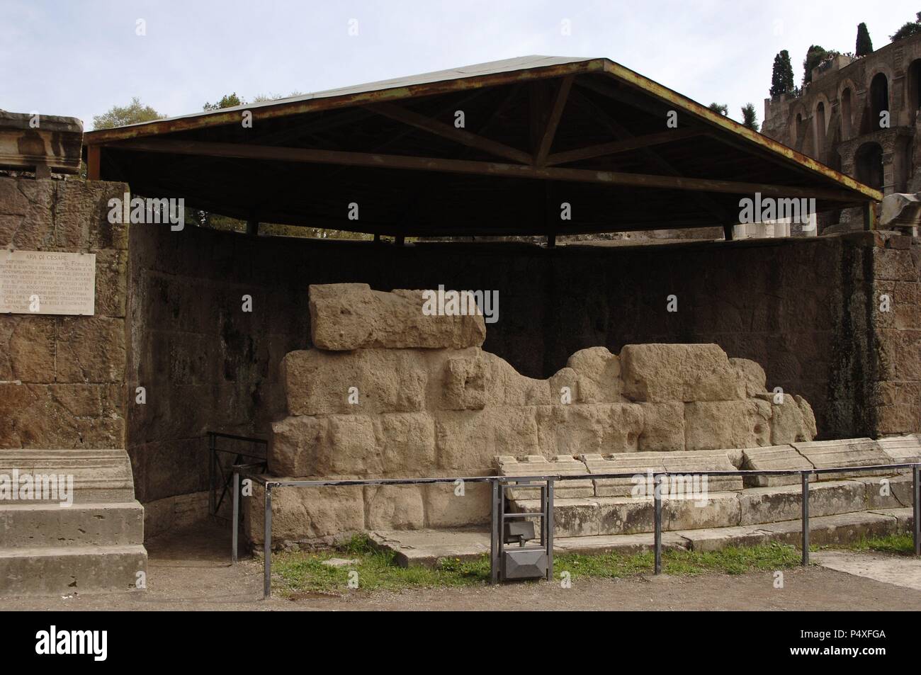 Italien. Rom. Altar, die den Ort erinnert, wo Julius Caesar am Tempel des göttlichen Julius eingeäschert wurde. Stockfoto